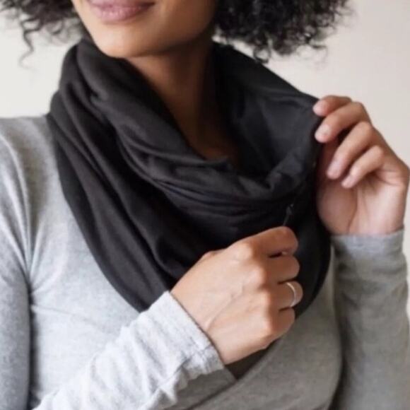 Beyond Yoga Infinity Scarf Zip Cell Phone Pocket Wrap Tie Knot Black NWOT - Picture 1 of 6
